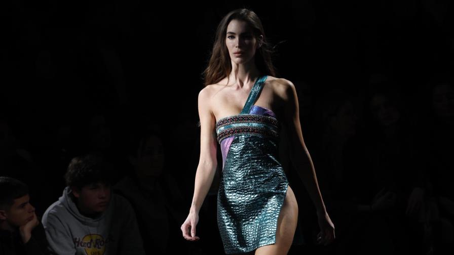 El diseñador español Custo Barcelona hace una oda al vestido discotequero El diseñador español Custo Barcelona hace una oda al vestido discotequero