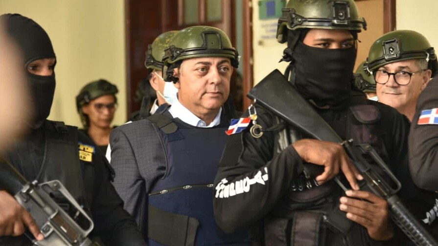 Ex director del CEA niega haberse auto-vendido propiedad mientras dirigía la entidad