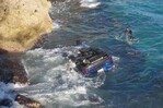 Joven fallece y otro resulta herido al caer yipeta al mar en autopista Las Américas
