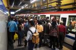 Atribuyen retrasos en el Metro a falta de personal; conductores de trenes permanecen en paro