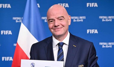 El presidente de la FIFA, Gianni Infantino, felicita al Salcedo FC por su histórico campeonato