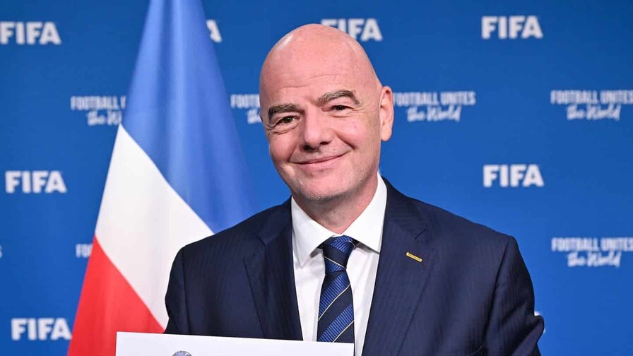 El presidente de la FIFA, Gianni Infantino, felicita al Salcedo FC por su histórico campeonato