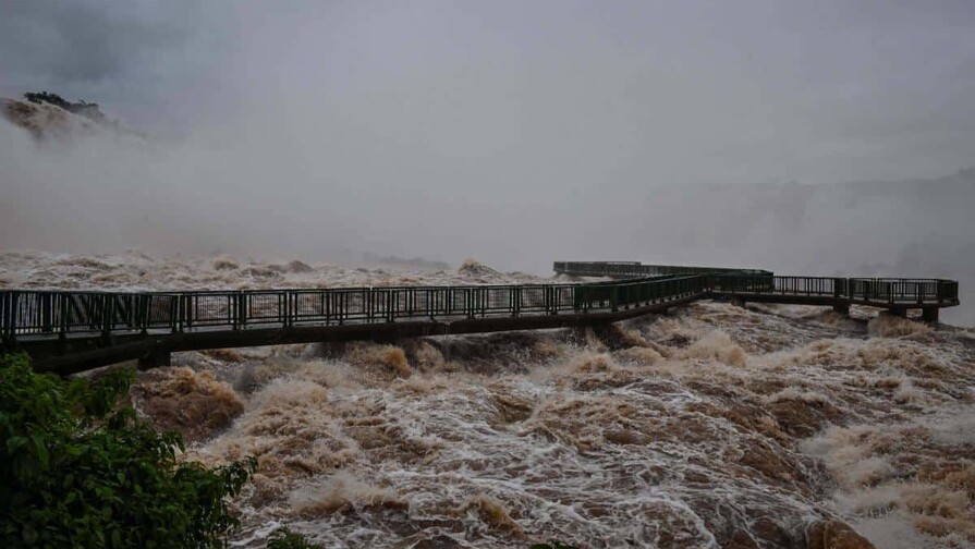 Cierran cataratas del Iguazú por alertas de crecidas en Argentina debido al El Niño Cierran cataratas del Iguazú por alertas de crecidas en Argentina debido al El Niño