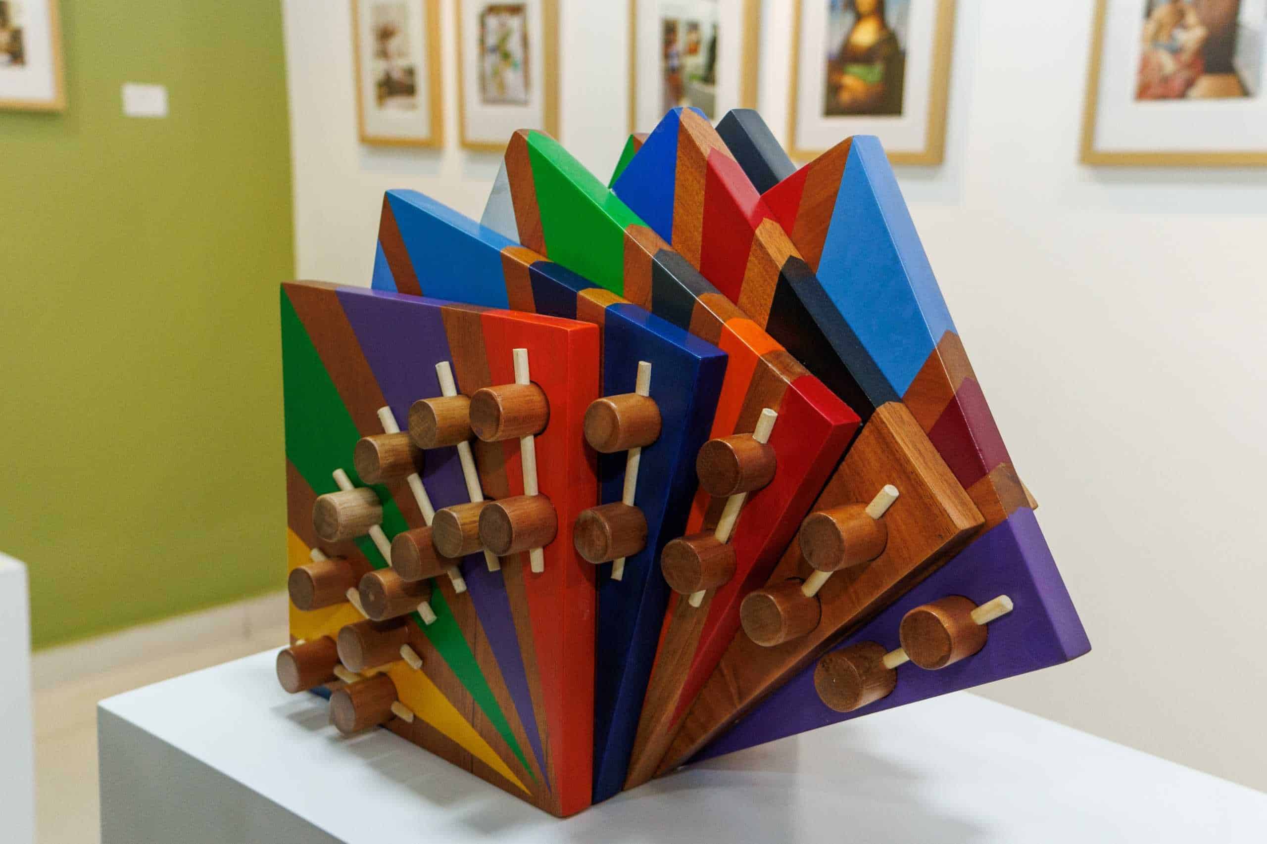 Formas básicas son características importantes de las esculturas de esta exposición individual.
