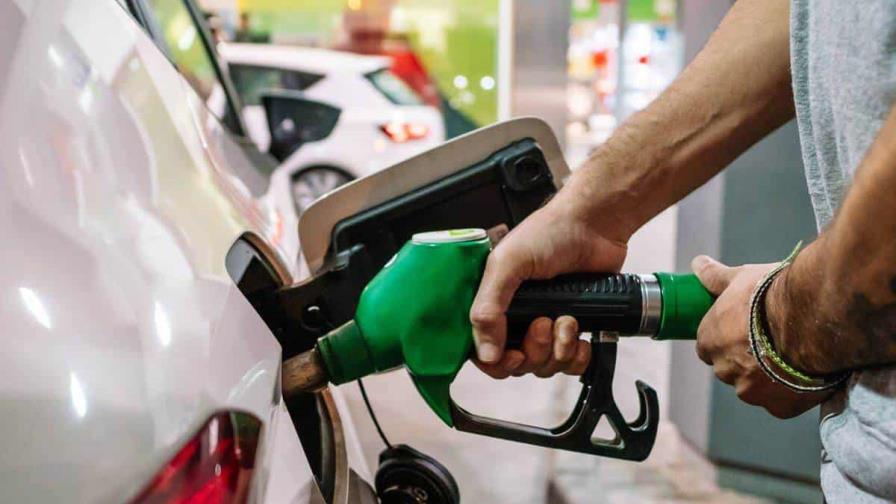 El Gobierno rebaja entre 12 y 41 pesos a combustibles; congela las gasolinas y el gasoil
