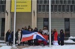 Dominicanos izan bandera frente a ayuntamiento de Winnipeg en celebración de la independencia