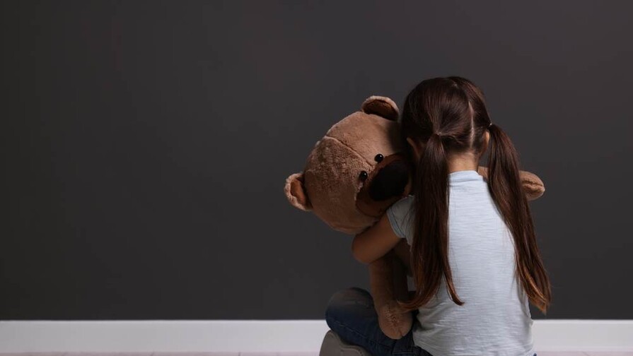 Defensa de maestra acusada de maltrato a niña en un colegio alega: “No era vómito, era brócoli”