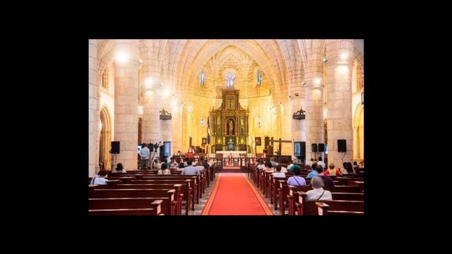 Sacerdotes renuevan sus promesas durante la Misa Crismal en Santo Domingo