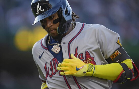 Acuña Jr. conecta cuadrangular con las bases llenas y los Bravos apabullan a los Medias Rojas