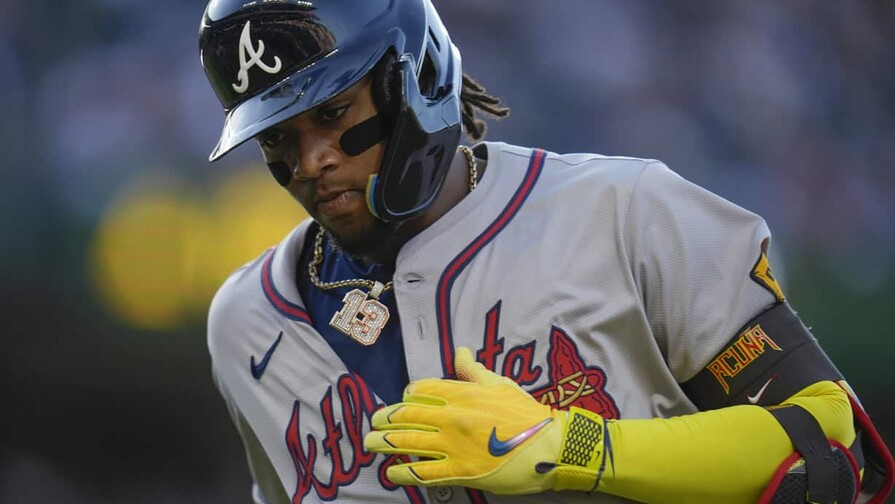 Acuña Jr. conecta cuadrangular con las bases llenas y los Bravos apabullan a los Medias Rojas