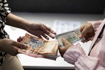 El dólar continúa su depreciación frente al peso y cotiza por debajo de los RD$60