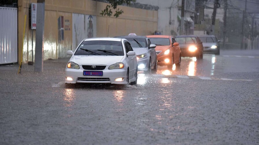 Aguaceros provocan crecidas de ríos e inundaciones urbanas en varias provincias del Cibao