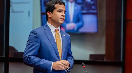 Omar Fernández sobre el marbete: “Nos están haciendo otra reforma fiscal por cuotas y sin avisarnos”