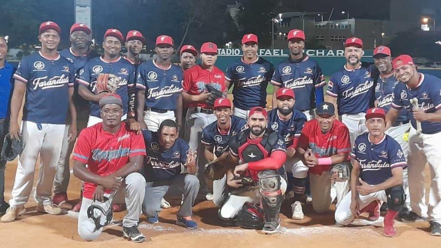 Centro, Farándula, Codia y Juan Marichal en la semifinal del softbol categoría júnior del DN