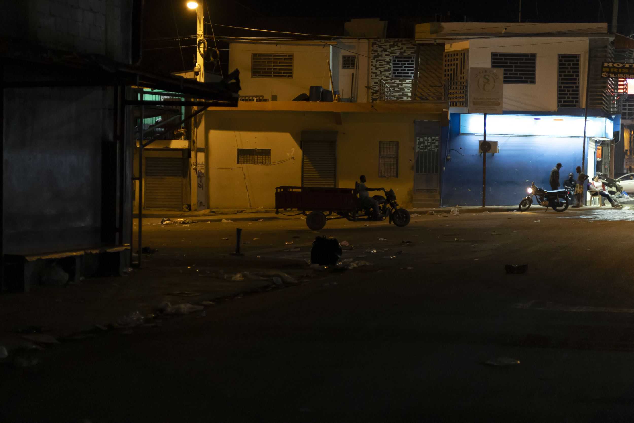 El mercado de Dajabón, por la noche, a poco tiempo de que cierren la frontera, a las 10:00 p.m.