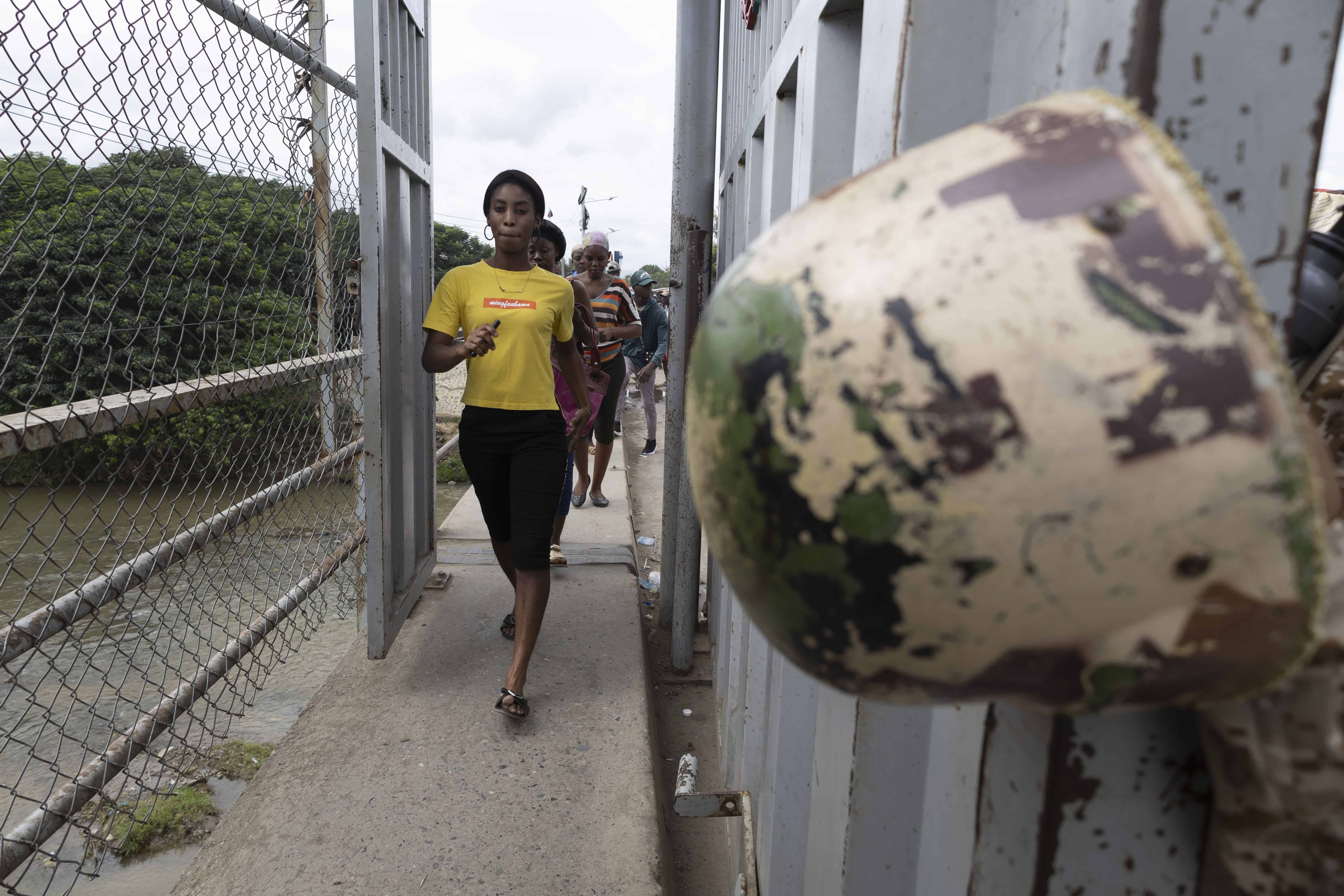 Una mujer haitiana accede a República Dominicana por la puerta fronteriza.