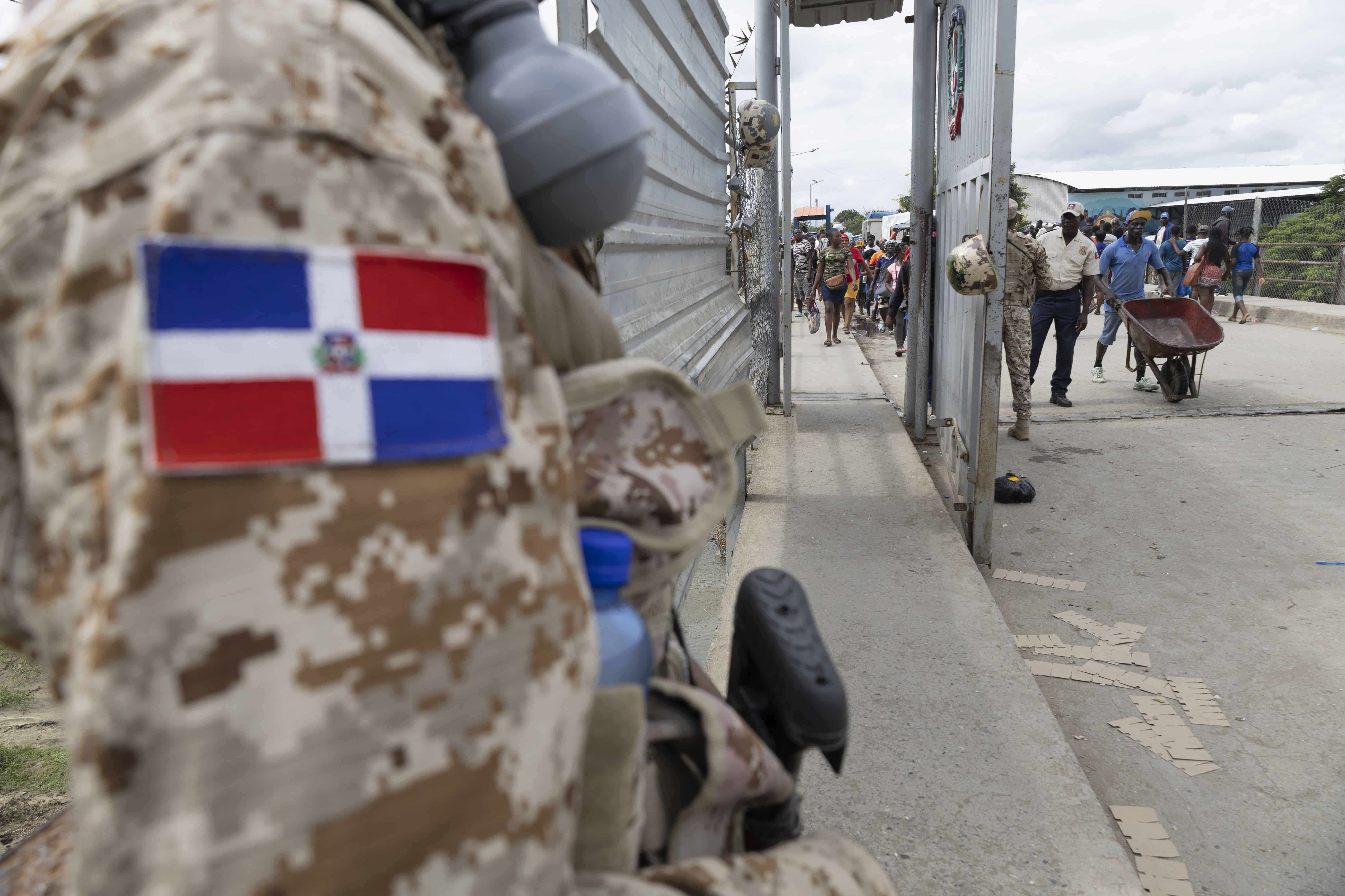 Un militar vigila la puerta fronteriza.