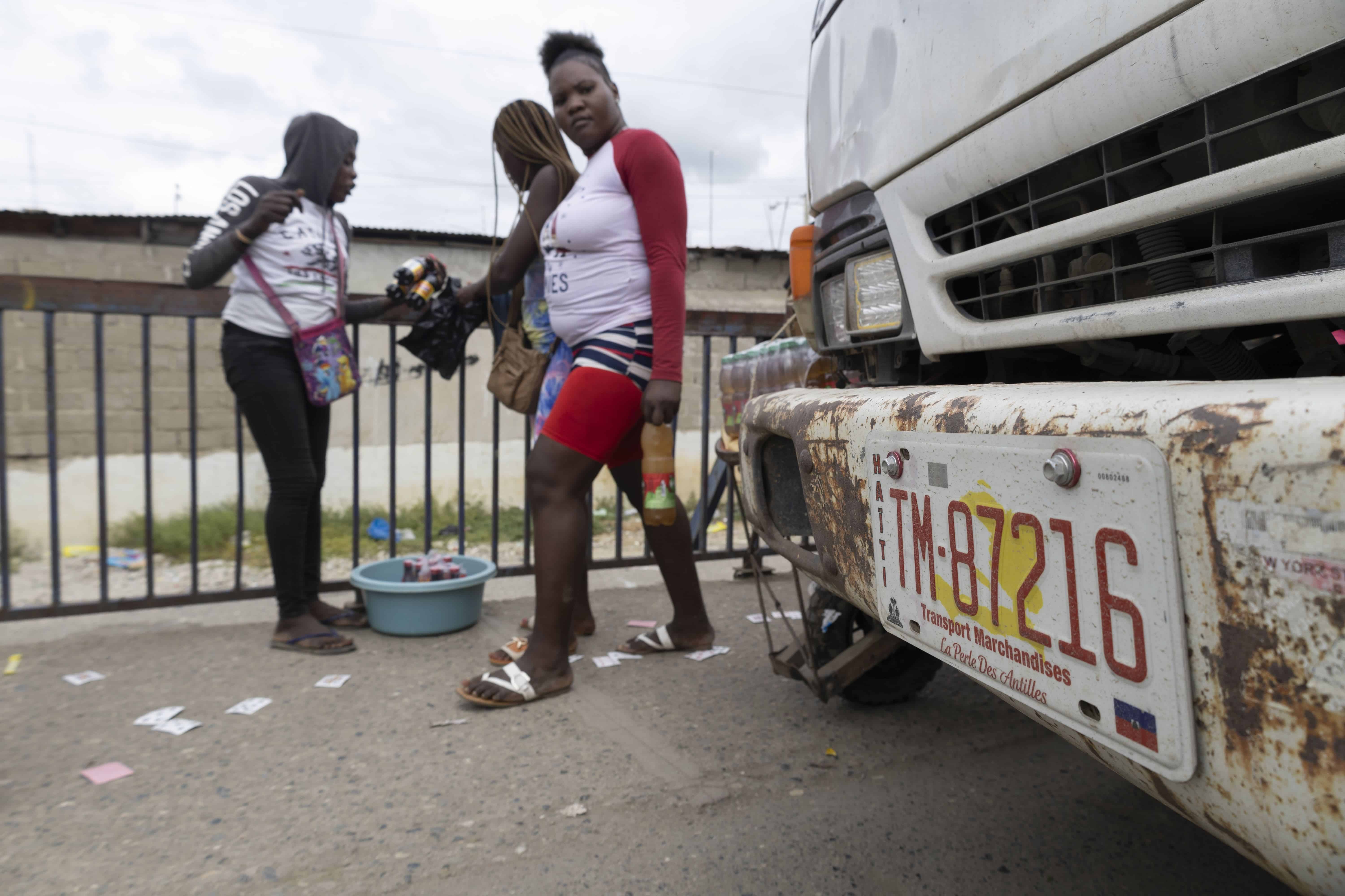 Una guagua con matrícula haitiana, detenida en el mercado de Dajabón.