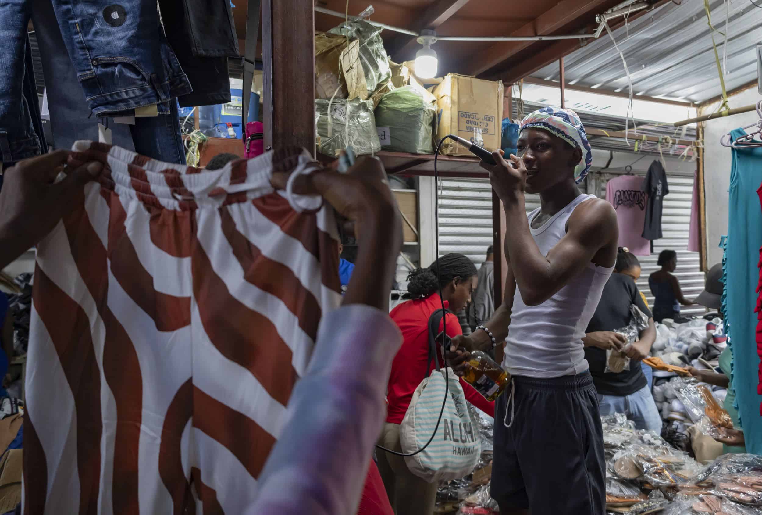 Un joven haitiano, con el micrófono en la mano, canta en creole.