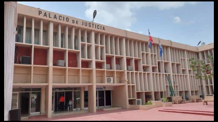 Profesor acusado de abuso sexual contra estudiante de 13 años se presenta ante la fiscalía de San Pedro de Macorís