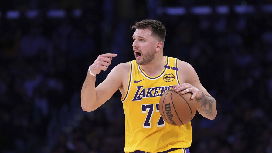 Doncic anota 52 puntos para unos Lakers infalibles en el inicio de temporada
