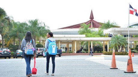 El Mescyt retira becas a grupo de estudiantes de la UASD y explica las razones