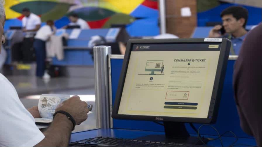 Avería afecta plataforma de Migración; trabajan en habilitar el e-ticket