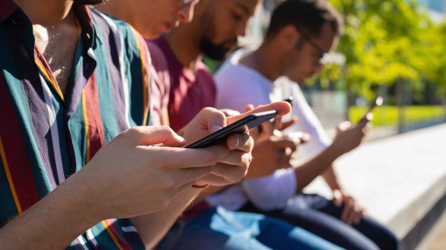 Francia ultima la prohibición de las redes sociales a los menores de 15 años Francia ultima la prohibición de las redes sociales a los menores de 15 años