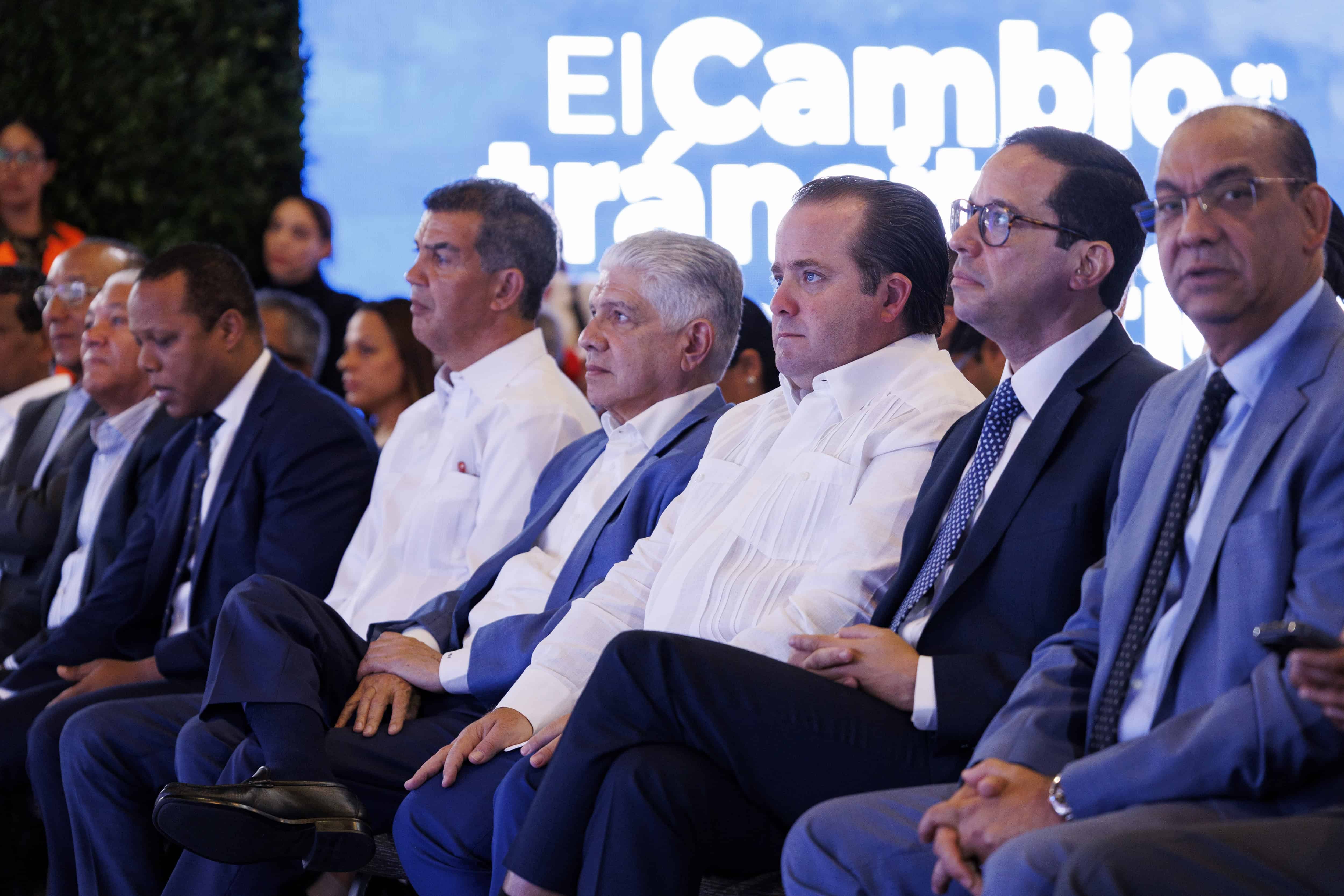 Algunos de los funcionarios que asistieron al lanzamiento del proyecto.