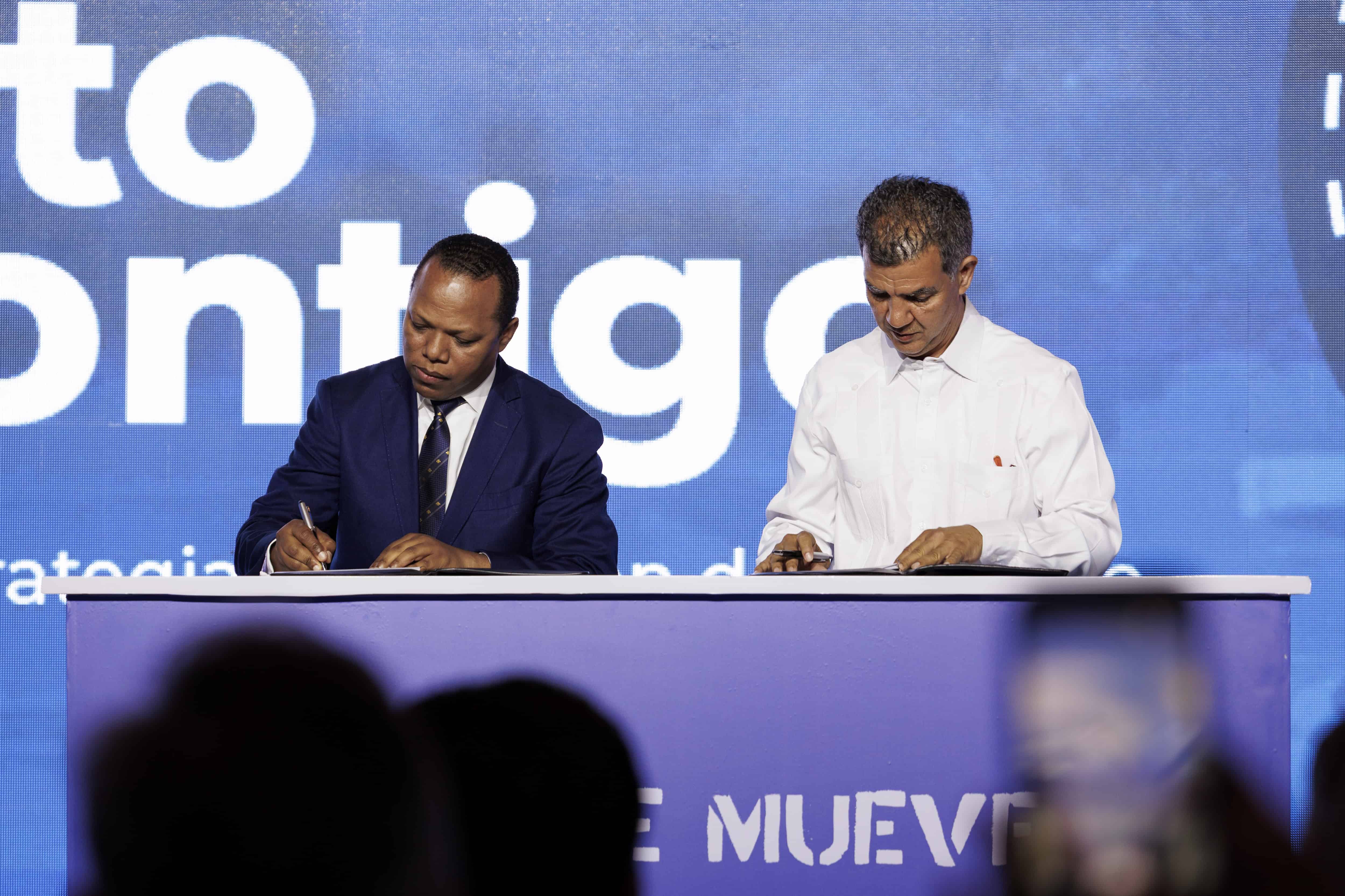 Milton Morison, director del Intrant y el Comisionado del Departamento de Transporte de la ciudad de Nueva York (NYDOT), Ydanis Rodríguez.