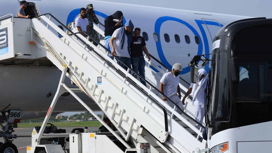 Vuelo que inició en un centro aéreo de deportaciones de ICE aterrizó en San Isidro