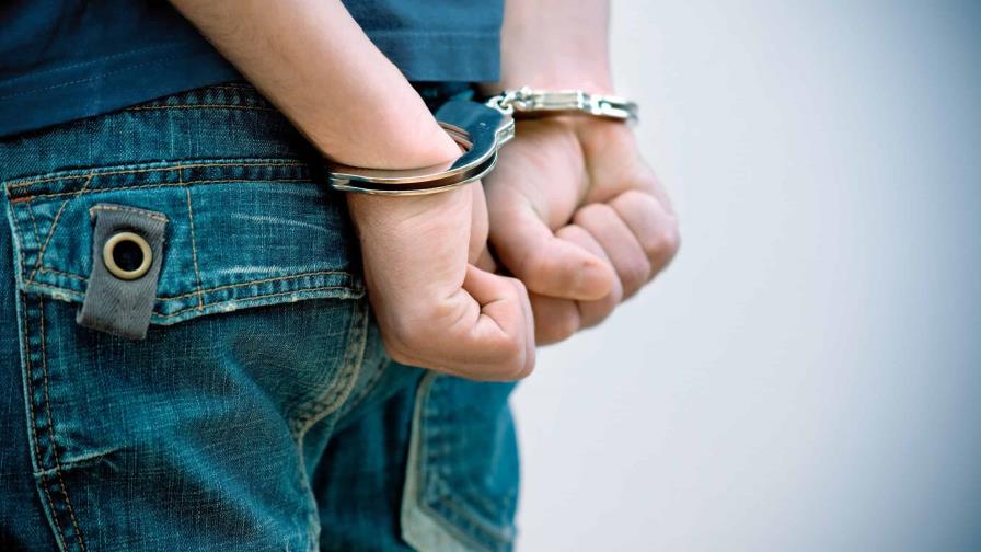 Abinader firma decretos que autorizan extradición de cuatro dominicanos a EE. UU.