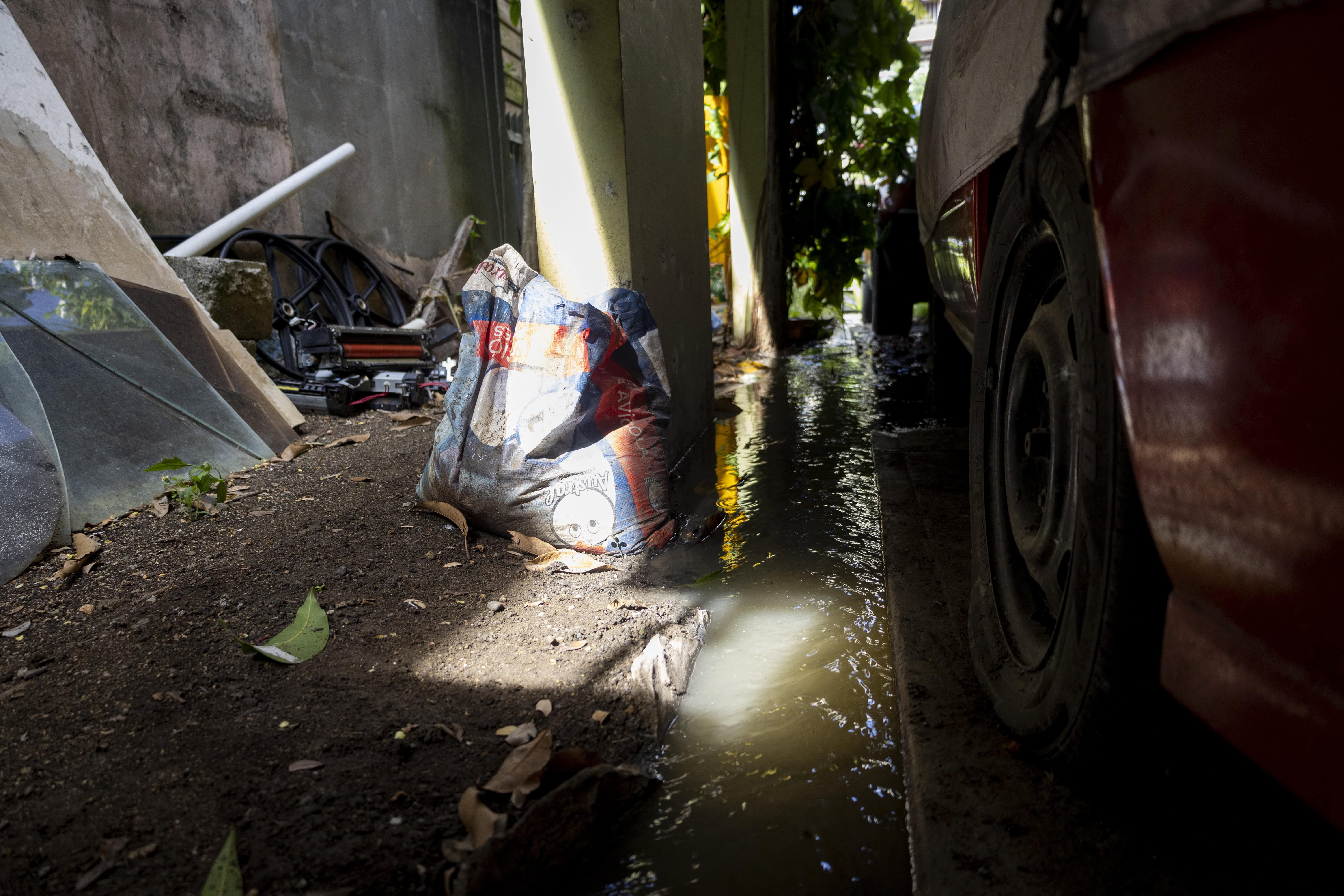 Las aguas cloacales recorren los alrededores de  la vivienda.