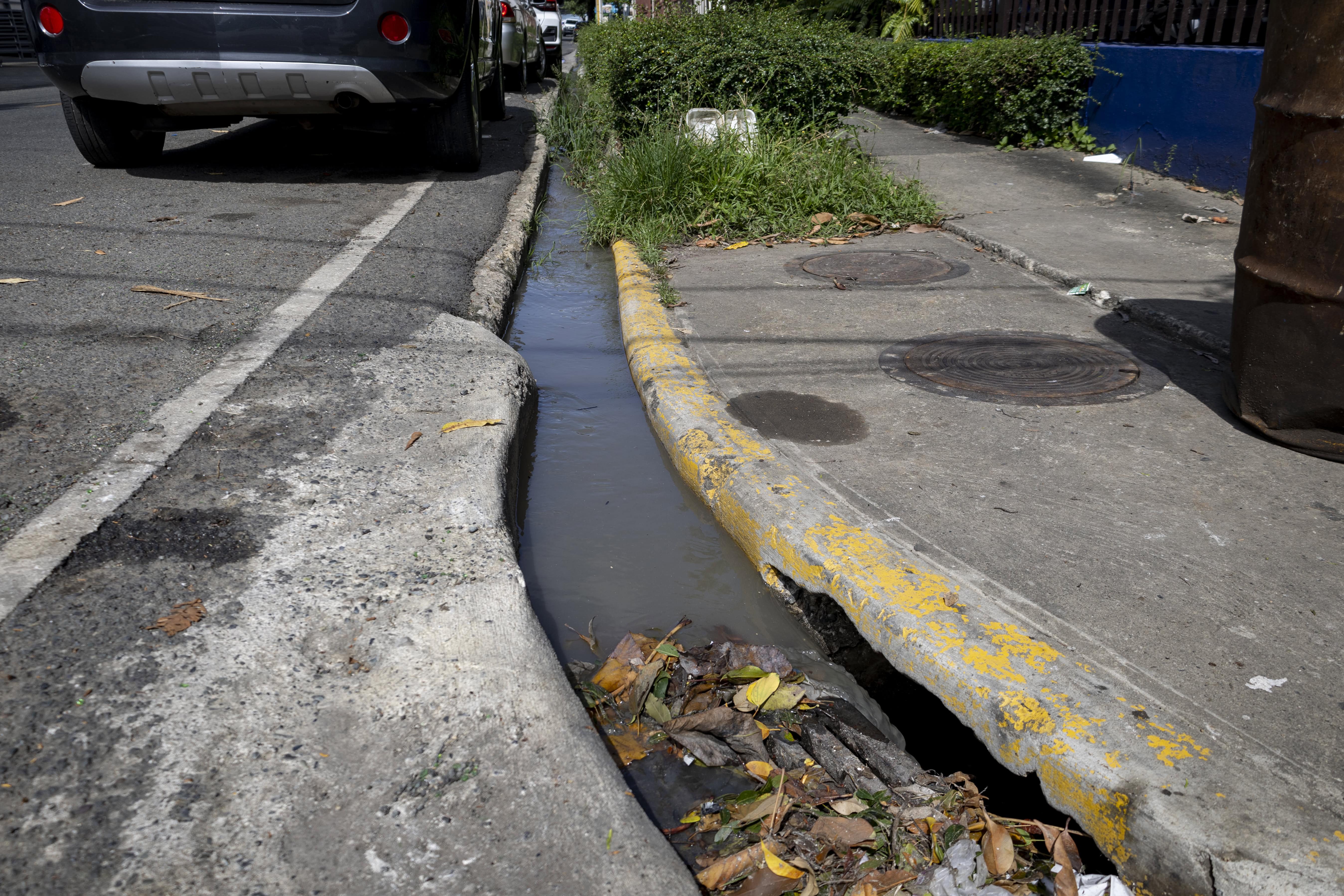 Las aguas recorren varias calles hasta llegar a este imbornal.