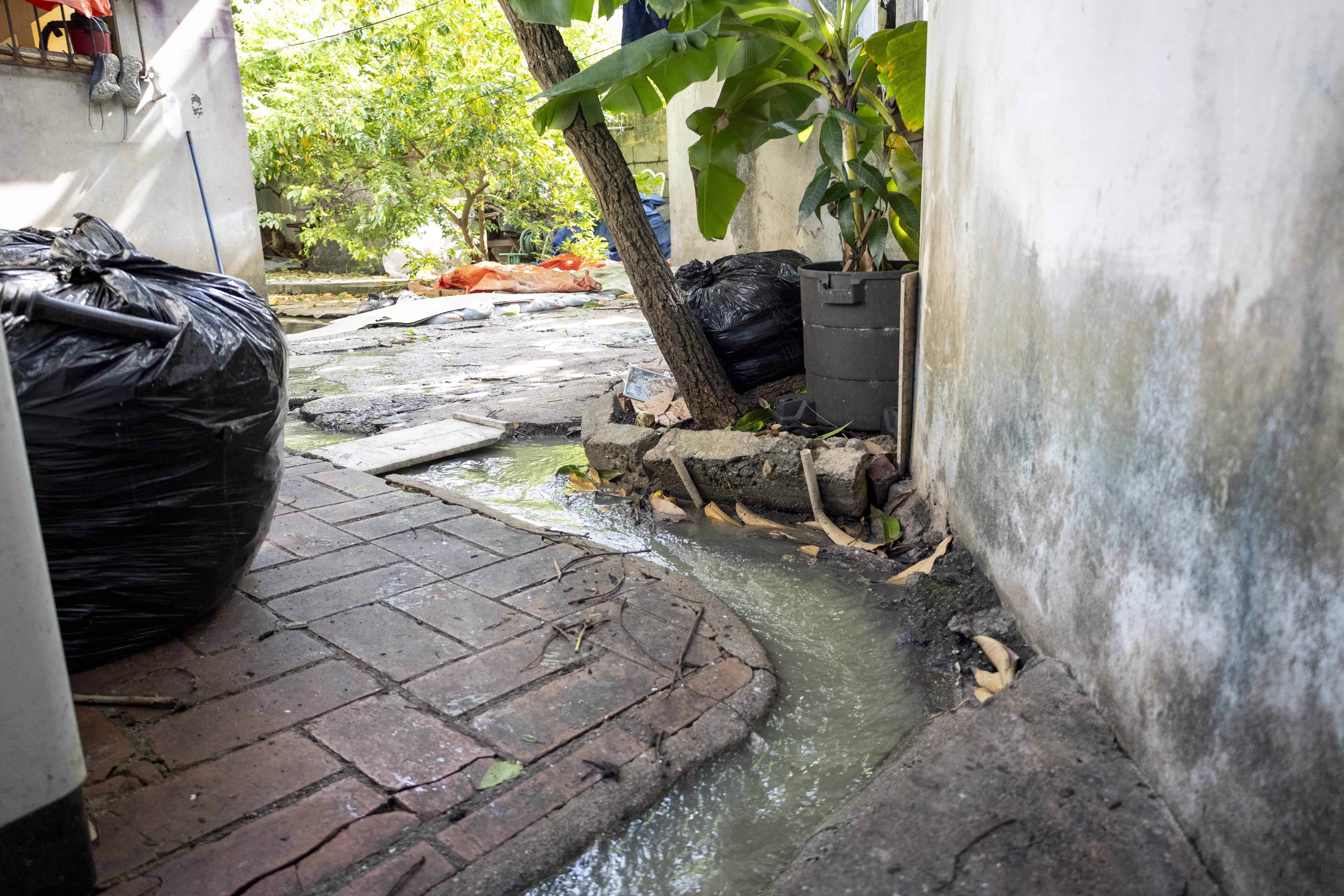 El agua corre por el patio.