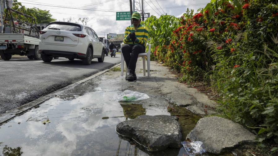 Fuga de agua deteriora acera y pone en riesgo a peatones en la avenida Buenaventura Freites