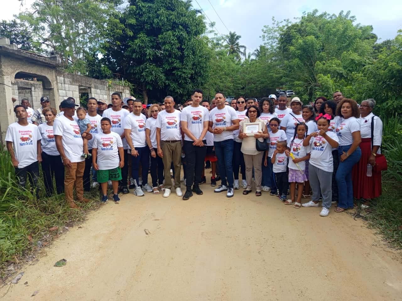 Yovanny Polanco junto a parte de su familia, que es afectada por la falta de la carretera.