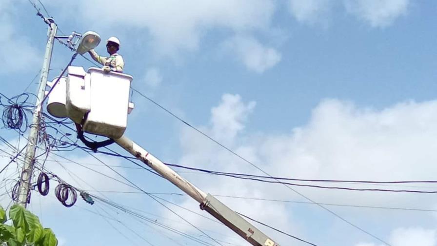 Edeeste trabaja para restablecer el servicio eléctrico en sectores de Villa Mella