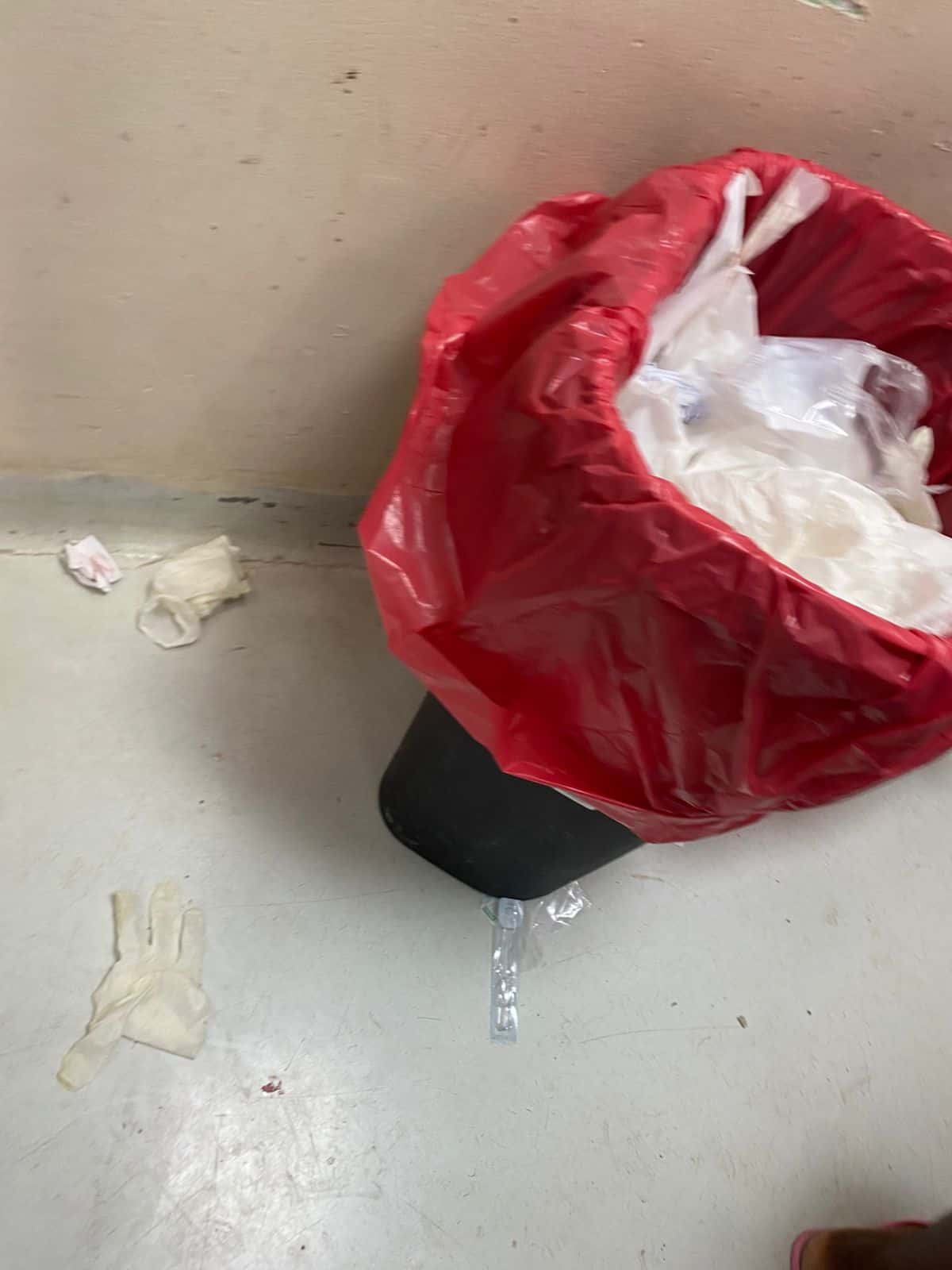 Guantes quirúrgicos usados permanecían tirados en el suelo a pocos metros de los zafacones medios vacíos y abiertos. 