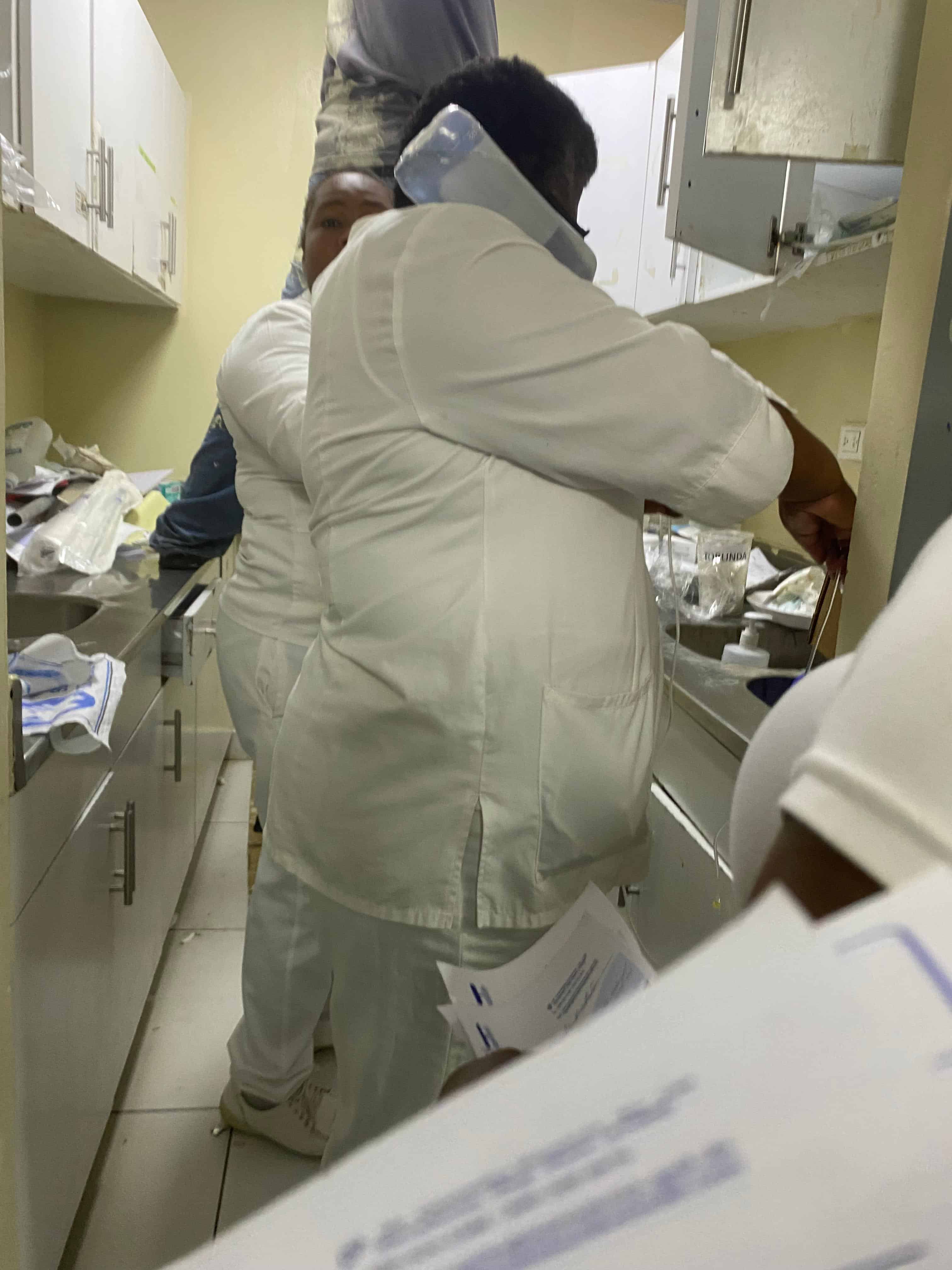 Enfermeras buscando insumos médicos en la misma área que está siendo pintada.