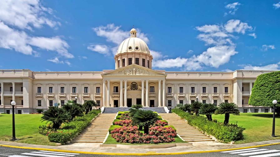 Presidente designa nuevo subdirector e inspector general de la Policía y ordena ascensos y retiros