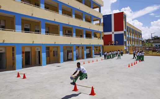RD elevó de 56 % a 64 % la proporción de estudiantes que completan la secundaria