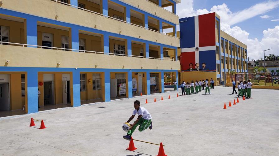 RD elevó de 56 % a 64 % la proporción de estudiantes que completan la secundaria RD elevó de 56 % a 64 % la proporción de estudiantes que completan la secundaria