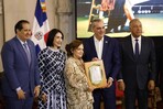 La maestra Josefina Miniño recibe el premio al Adulto Mayor del Año 2025