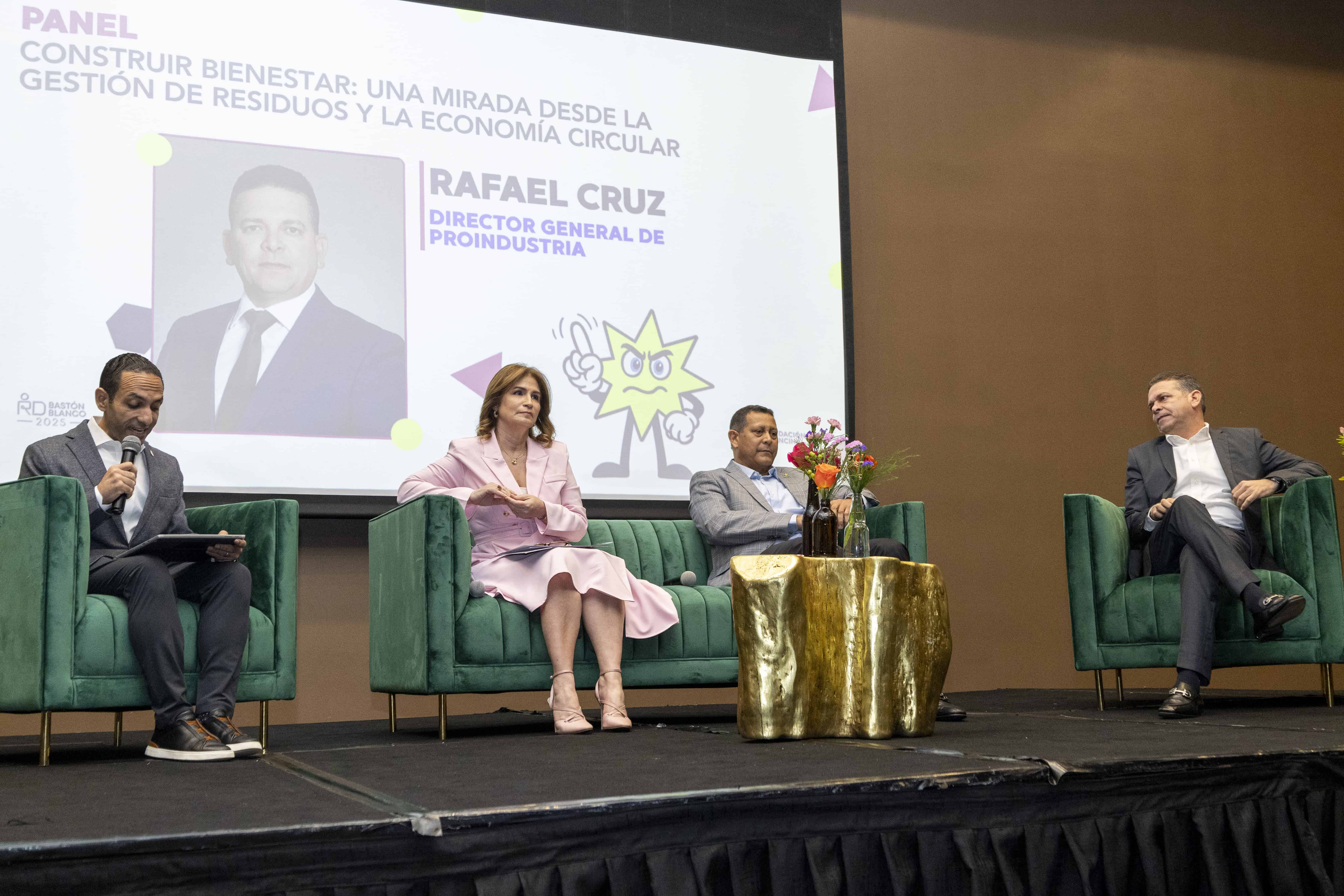 Nelson Nuñez, Circe Almánzar, Rafael Cruz y el moderador Giancarlos Vega.