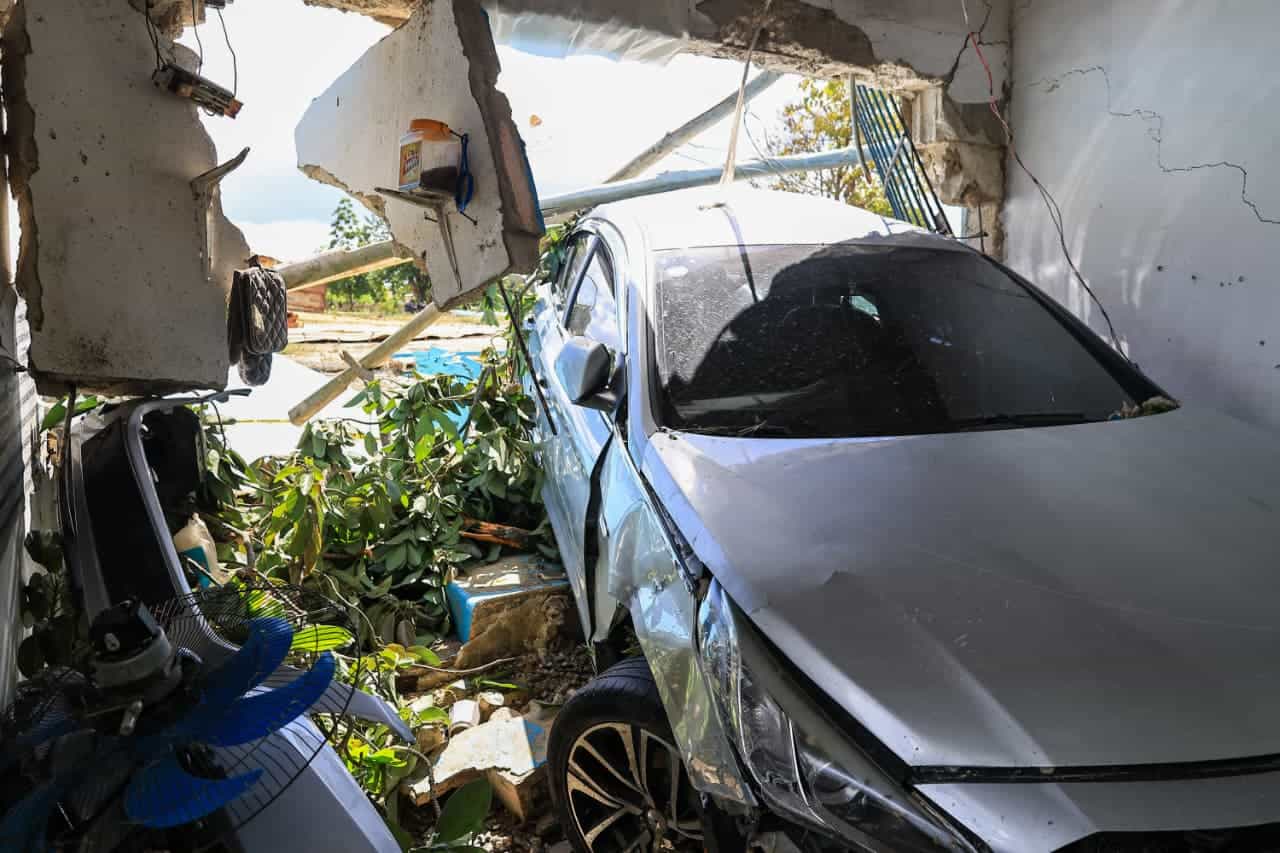 Un carro quedó entre los escombros tras la explosión.