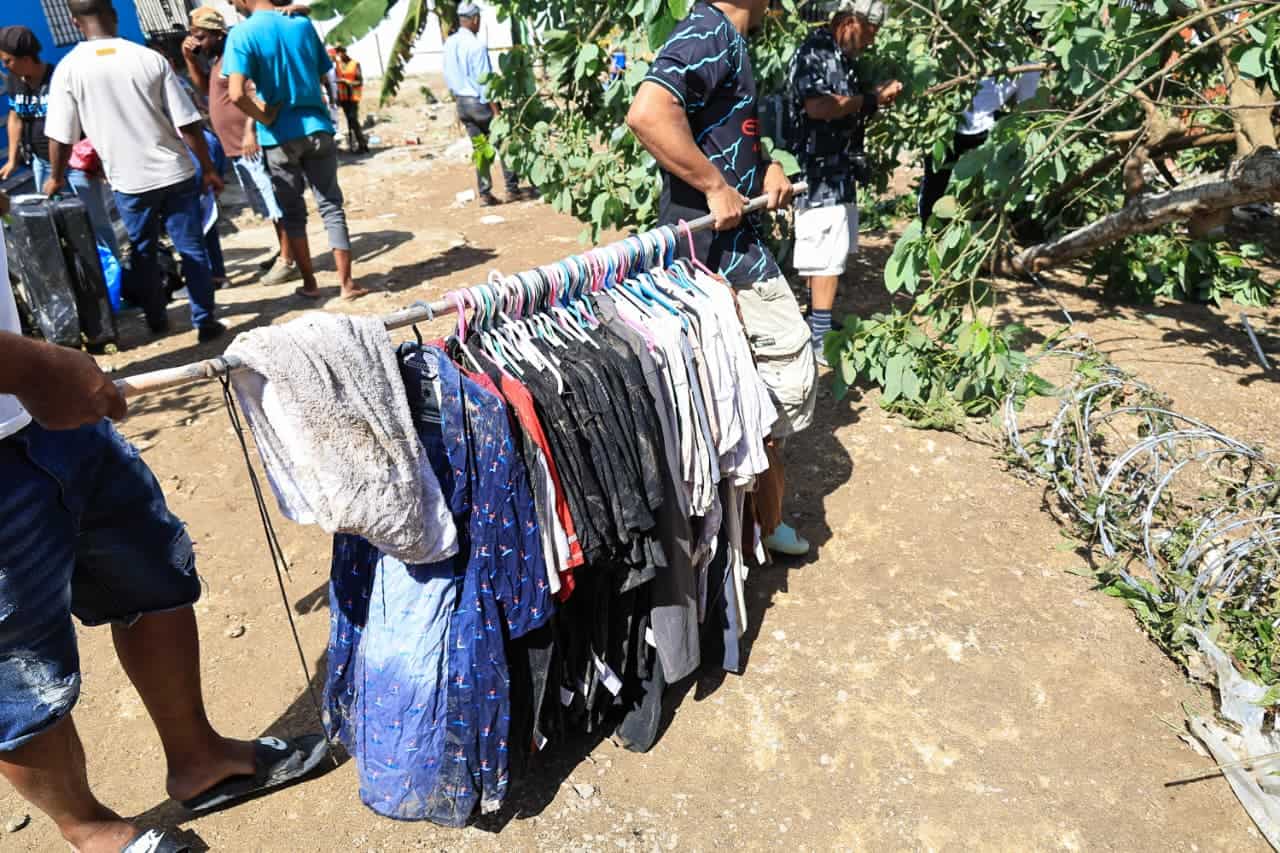 Con tubos, residentes crean percheros improvisados.