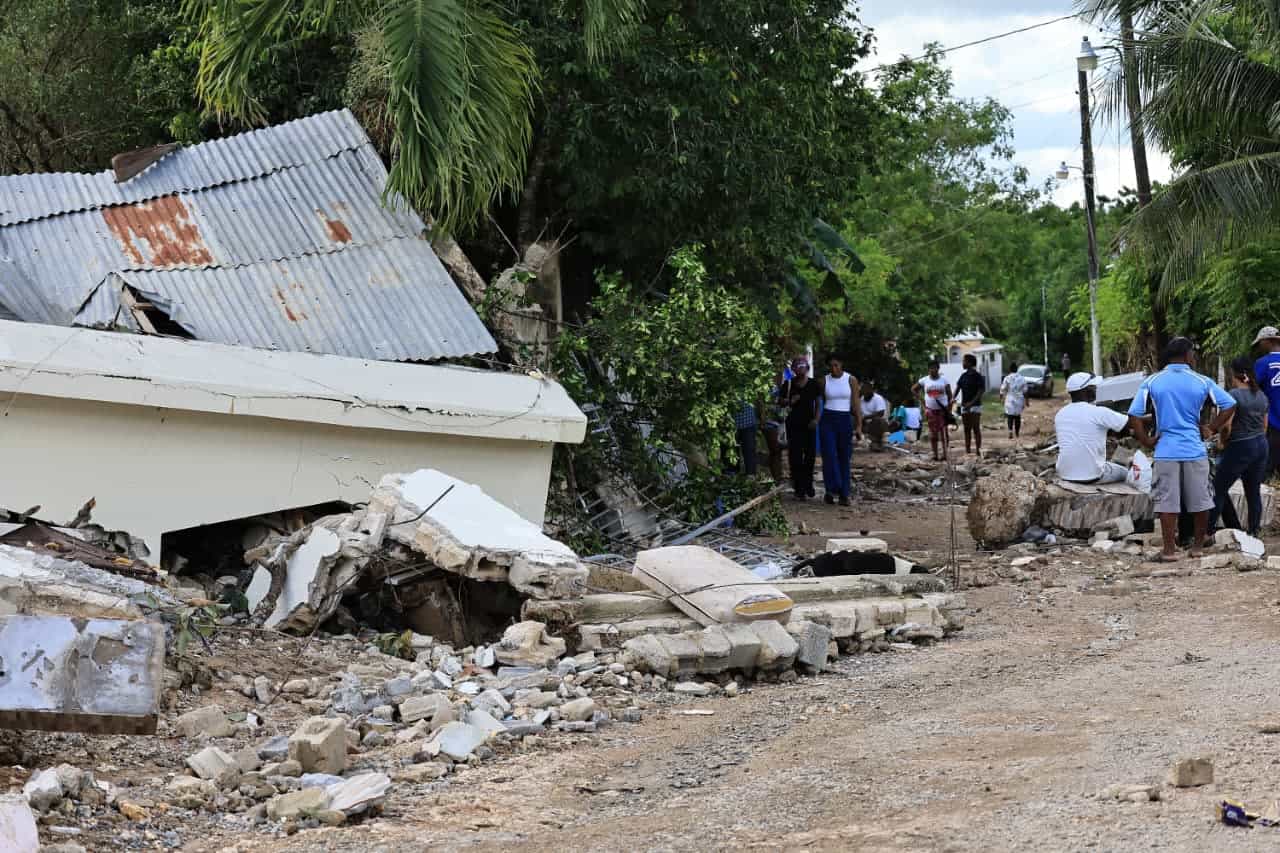 Vivienda colapsada y pedazos de blocks.