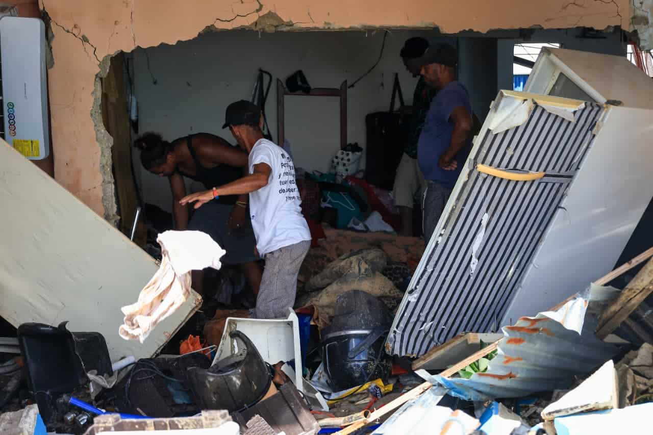 Comunitarios tratando de recuperar sus objetos. 