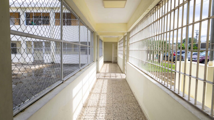 Menores recluidos en RD hacen sus necesidades en recipientes y pasan meses aislados